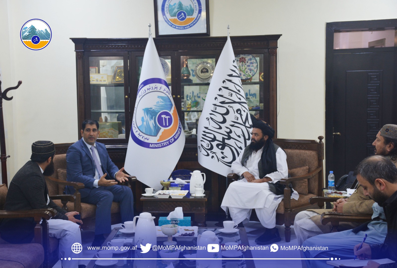 د کانونو او پټرولیم وزارت سرپرست د عمان هېواد د حکومت له استازي سره وکتل
