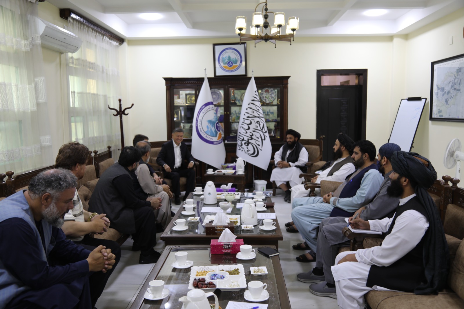 د کانونو او پټرولیم وزارت سرپرست د روسیې د Door Khan کمپنۍ له رئیس سره وکتل