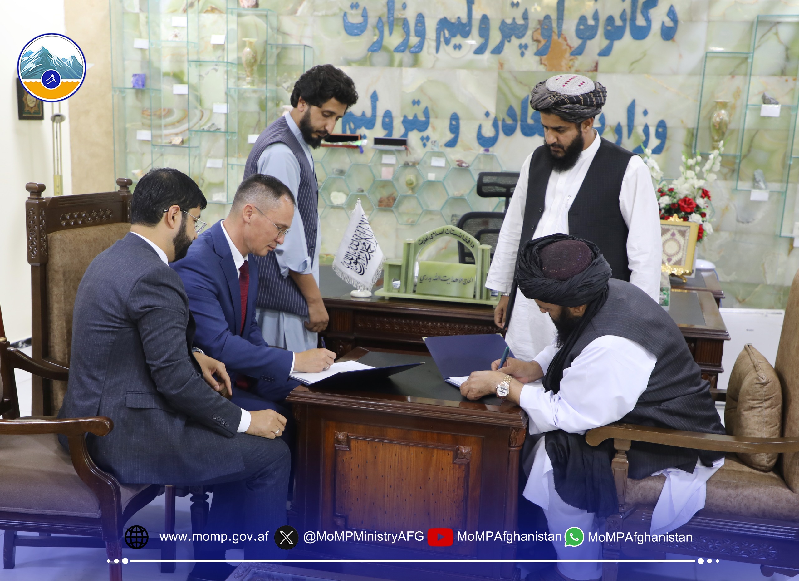 د امو دریا نفتي حوزې د څارنې او مشورتي خدمتونو د وړاندې کولو تړون لاسلیک شو