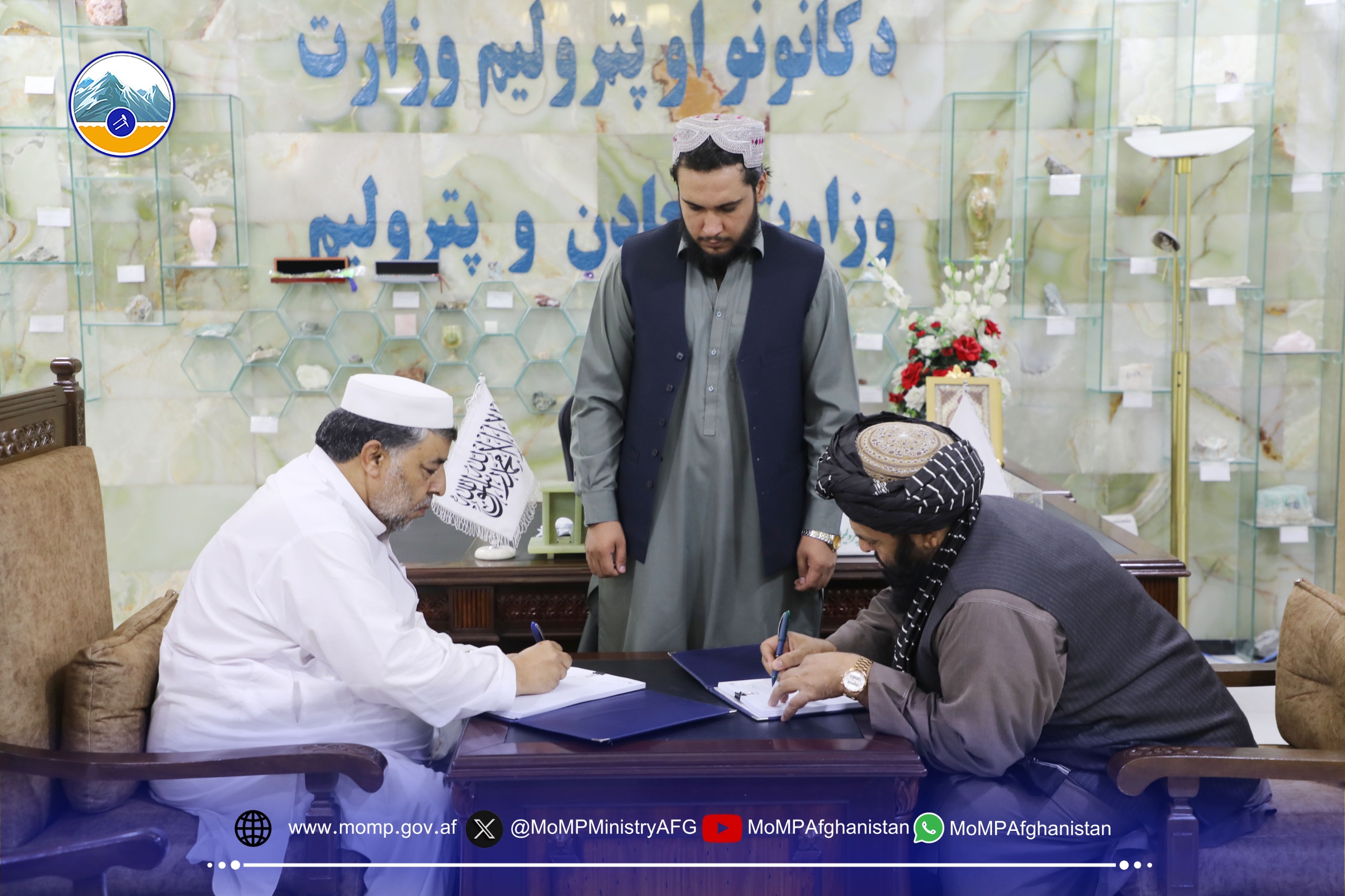 د کانونو او پټرولیم وزیر د ننګرهار ولایت د تالک کان تړون لاسلیک کړ