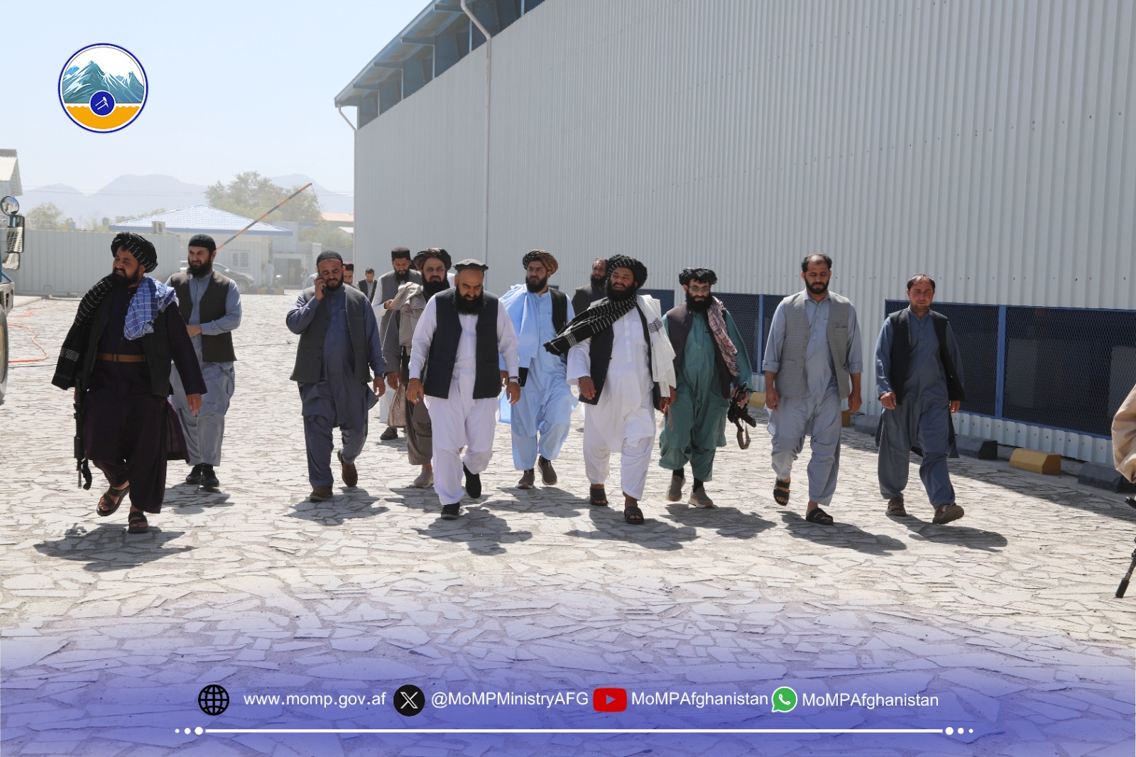 د کانونو او پټرولیم وزیر د خان وزیري د اوسپنې ویلې کولو له کارخونې لیدنه وکړه