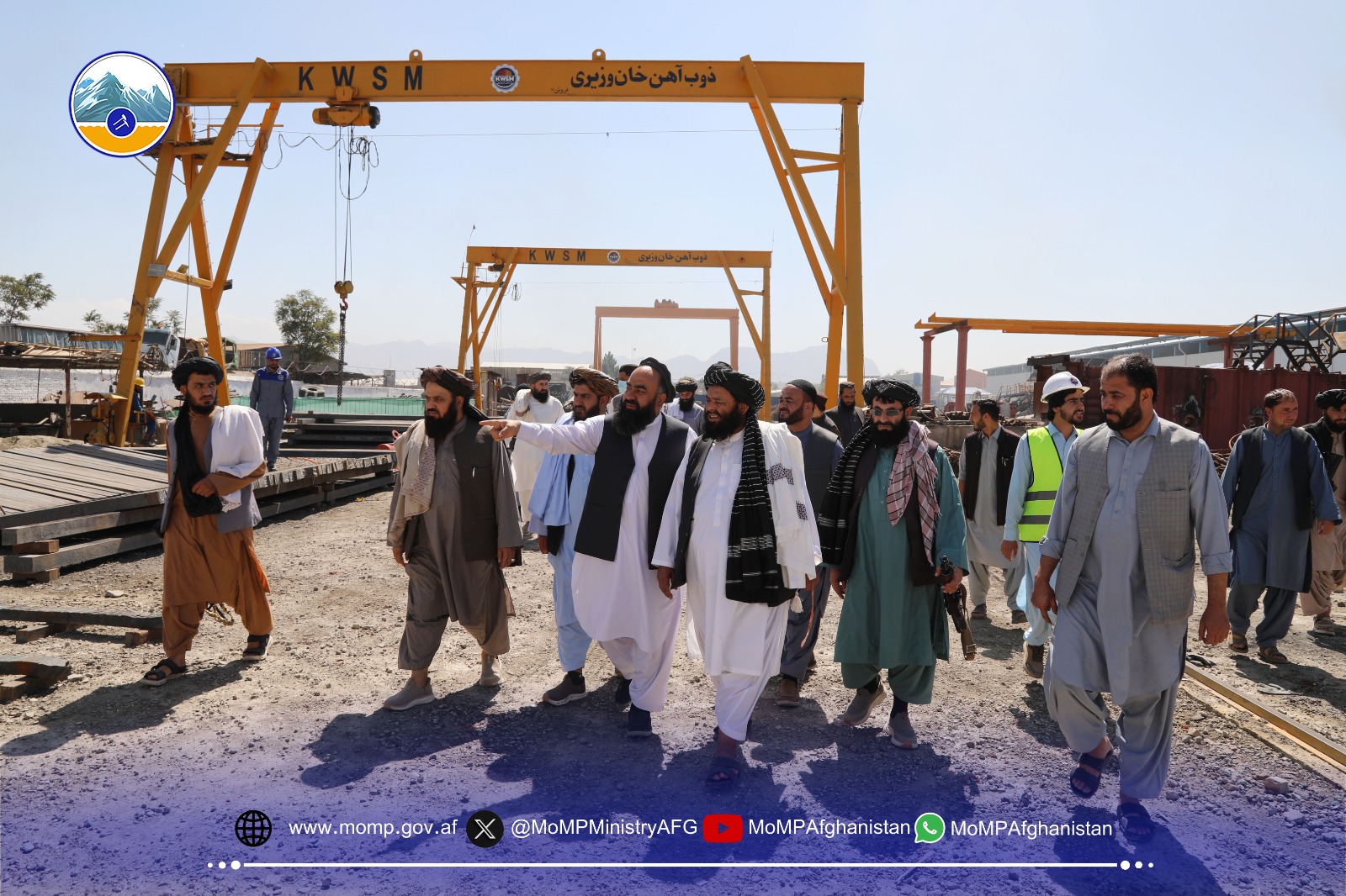 د کانونو او پټرولیم وزیر د خان وزیري د اوسپنې ویلې کولو له کارخونې لیدنه وکړه
